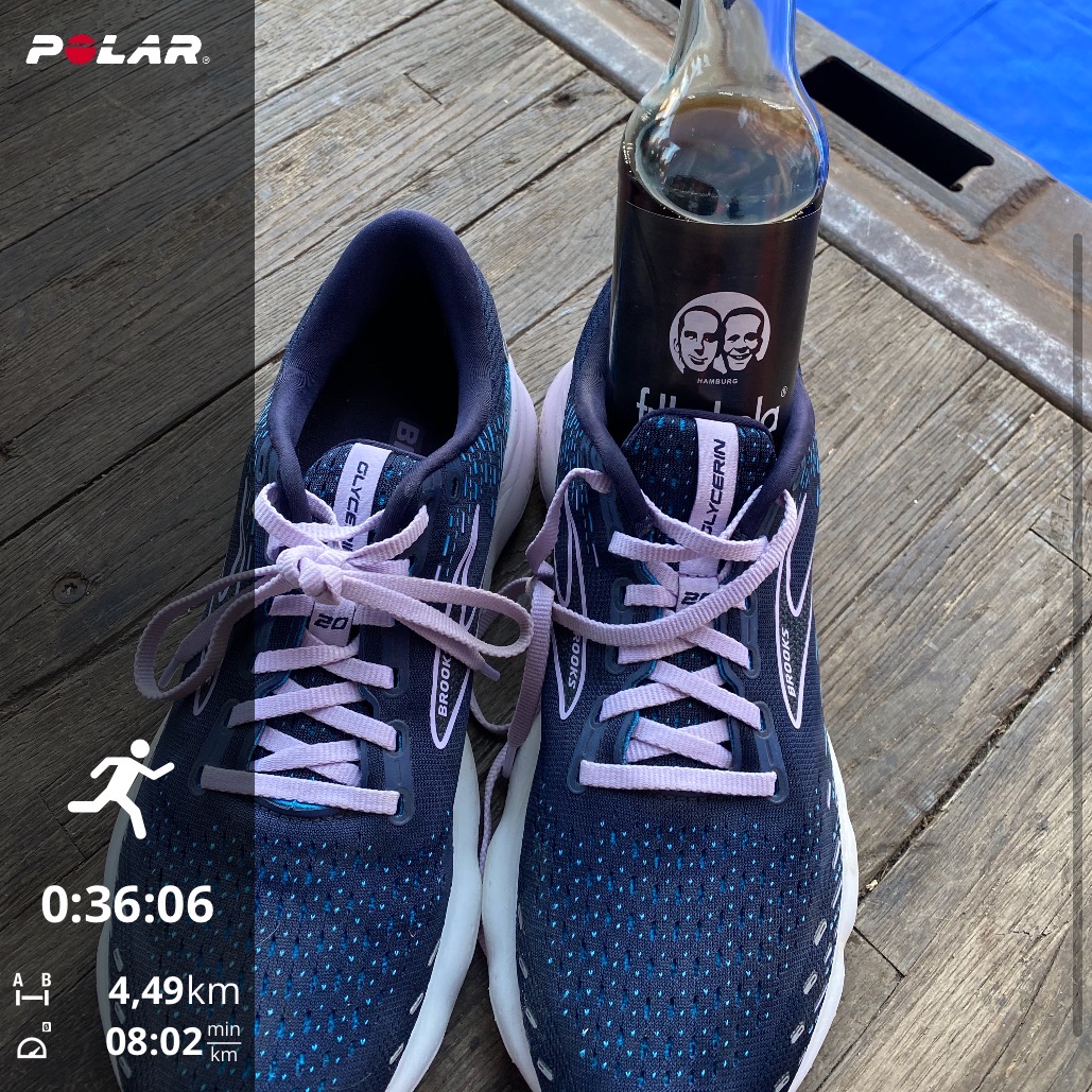 teufelsglitzer's tweet photo. #runhappytour von #brooks
Mega heiß 🥵
Mega Stimmung 🥳
Distanz: 1/2 Teufelsmeile, mehr war bei der Hitze nicht drin 🤯
Und dazu noch #parkrun Familientreffen🧡 https://t.co/RD8rB9xArC