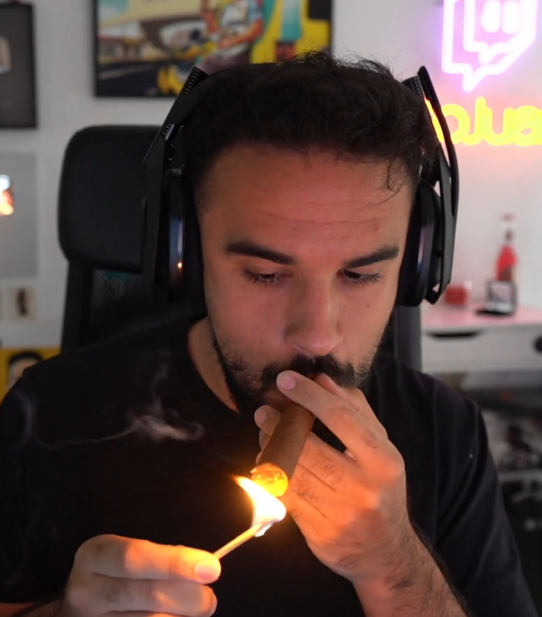 Anujbost's tweet photo. Este tio se esta fumando un puro media hora antes de jugar con auronplay al minecraft

Es la definición de BASADO https://t.co/hzGYDE8ITo