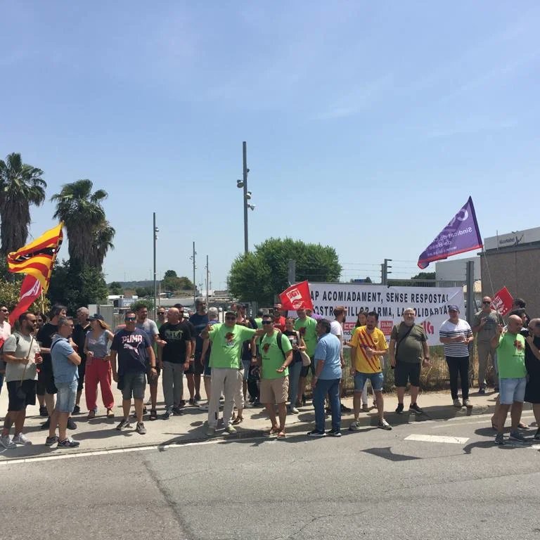 Dortam73's tweet photo. Lluita internacionalista nos hizo una visita a la concentración convocada por l@s trabajdor@s de Akzo Nobel para dar respueta a los despidos, gracias camaradas 💪 https://t.co/FNeAH7rfIZ