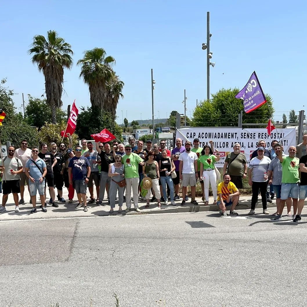 Dortam73's tweet photo. Lluita internacionalista nos hizo una visita a la concentración convocada por l@s trabajdor@s de Akzo Nobel para dar respueta a los despidos, gracias camaradas 💪 https://t.co/FNeAH7rfIZ