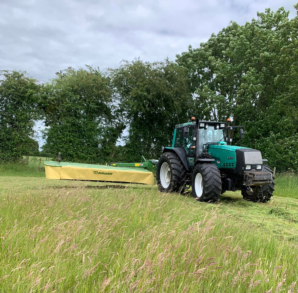 KroneFrance's tweet photo. #TBT #ThrowbackThursday 🔙🔙Un bel ensemble Valtra "collector" et faucheuse #KRONE #EasyCut R 400 (4m de largeur de fauche, repliage dans l'axe du tracteur) au travail chez ETA Charles Moreau (14) ! 🥰🌿👌👩🌾👨🌾🤝😉
#ThePowerOfGreen #Agriculture #Kronected #tractor #agriculture https://t.co/r2Go9QiJGf