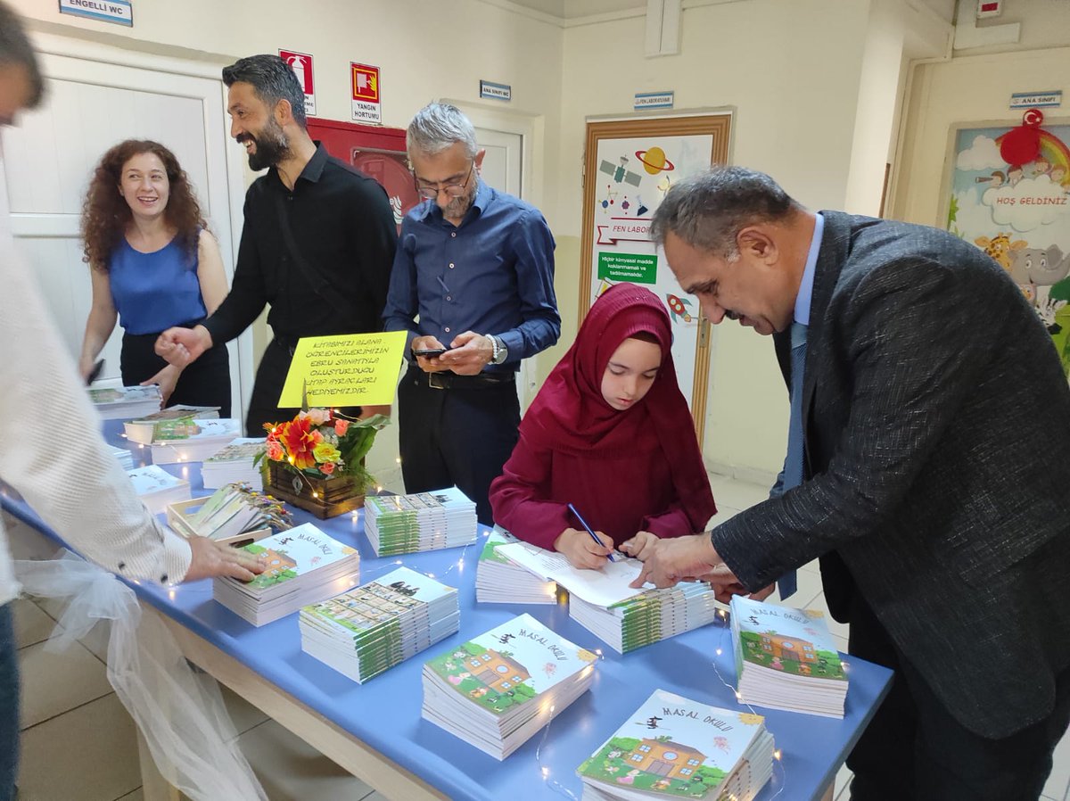 MilliBorcka's tweet photo. İlçemiz Düzköy İlk-Ortaokulu öğrenci ve öğretmenleri tarafından 16.06.2022 günü hazırlanan "Masal Kitabı Tanıtım Günü"ne İlçe Milli Eğitim Müdürü Bayram Bakır, Şube Müdürü Halil Soyer ve vatandaşlarımız katıldılar.
@MemArtvin @FahriAcar08
@MilliBorcka @BBakir53 @HalilSOYER5 https://t.co/yMyUhGSsFc