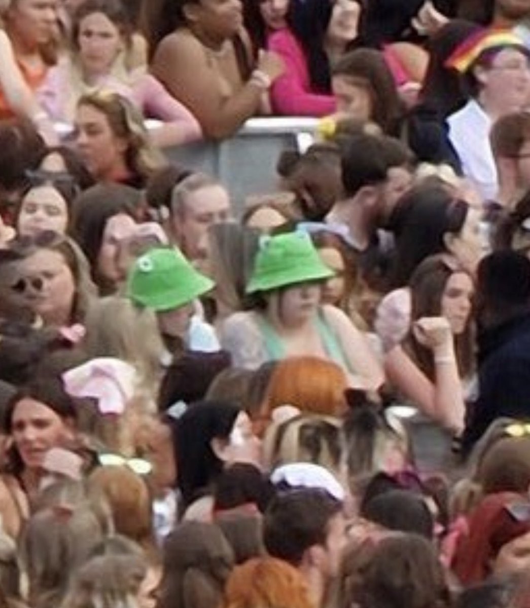 emsyreed's tweet photo. @hsloutfits Obsessed with the two girls wearing frog bucket hats 😂😭 https://t.co/xOAtVlhmK2