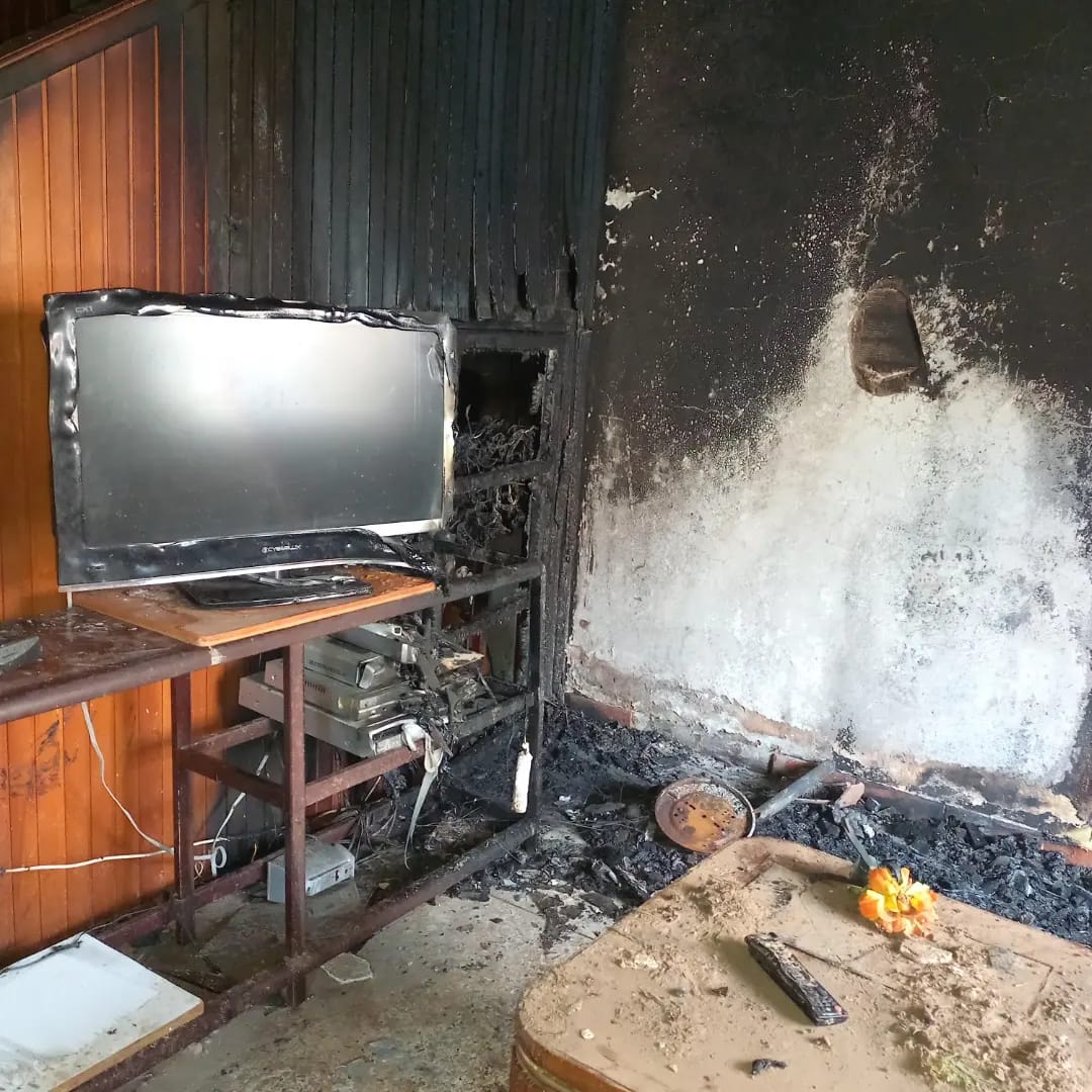 sergiocontwiter's tweet photo. Recibi la terrible noticia que a una amiga se le incendio su hogar 😢 estando ellos ahí hace un par de noches, no hubo lesionados de gravedad por fortuna. @Ciudad_Ojeda @alclagunillas @MERVINMENDEZQ @cheolagunillas https://t.co/SpFGgABzwb
