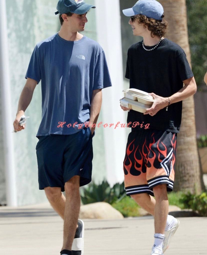 Musetta_May's tweet photo. HELLO TIMOTHÉE CHALAMET STROLLlNG THE STREETS OF NY https://t.co/9iKVnXS5RG