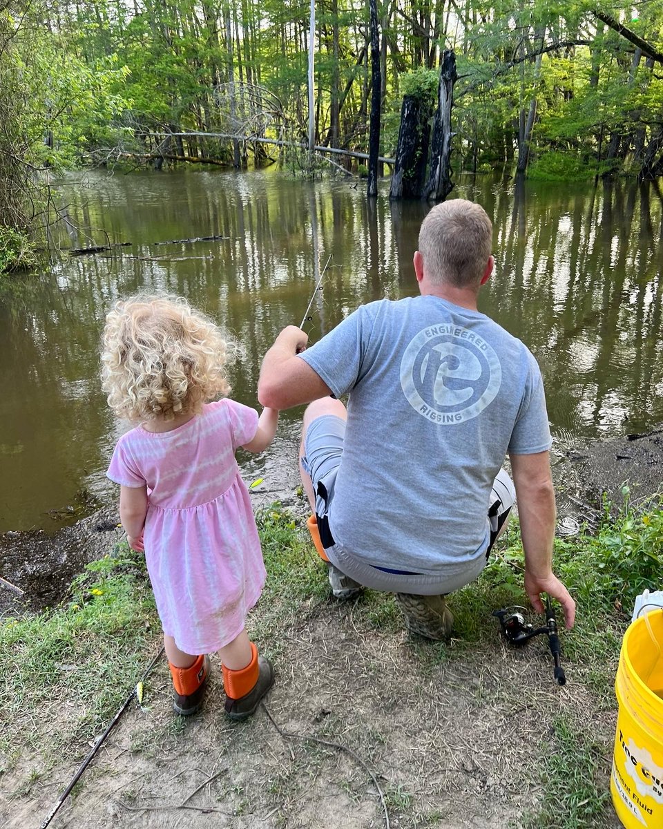 ER_HeavyLifting's tweet image. In honor of Father’s Day, our Key Account Specialist, Kayla Munn, shared a photo of her husband, Lance Munn, and their daughter fishing at the family farm. Kayla said, “We released the fish and kept the memories. 😊” We love that Lance is sporting #EngineeredRigging swag!