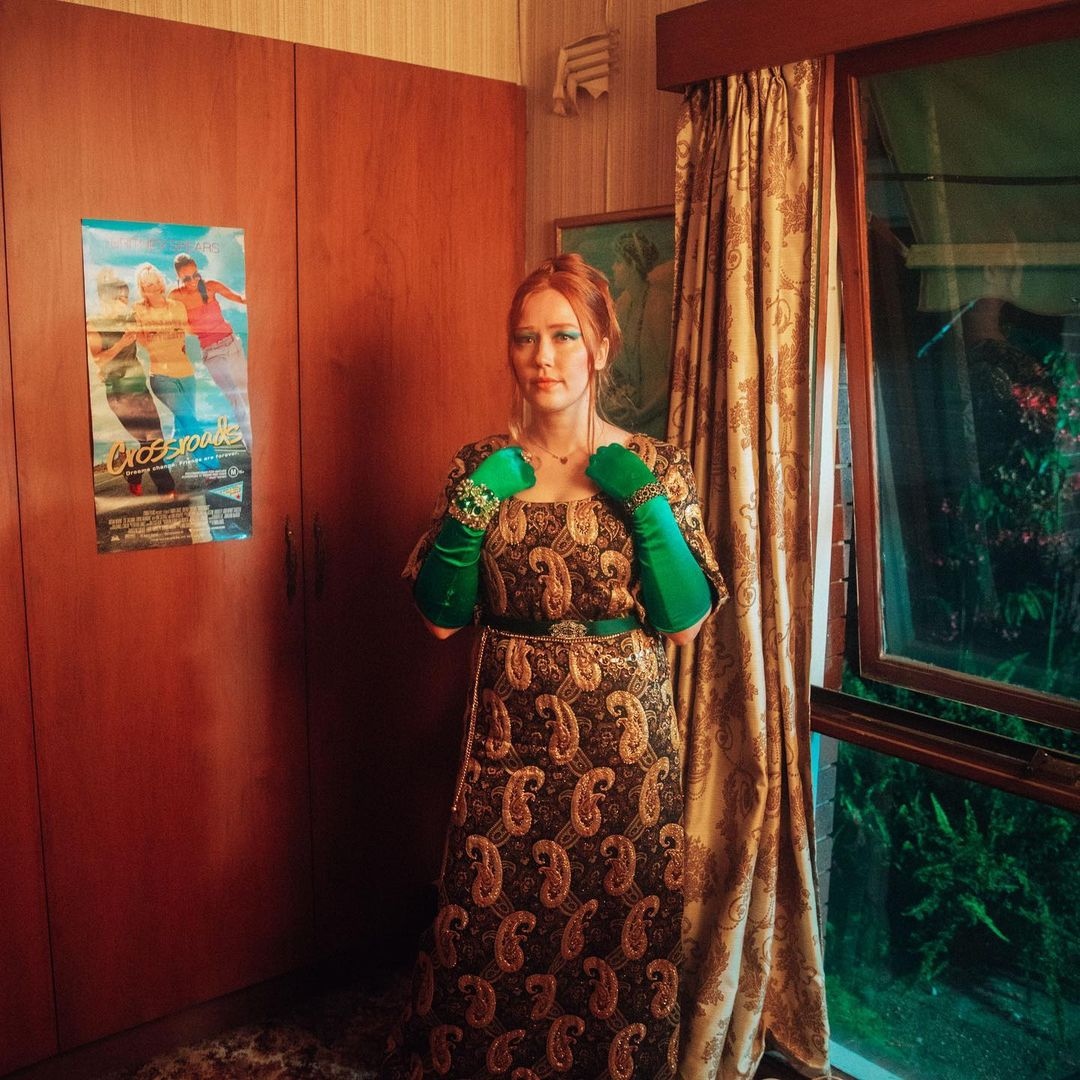 Get your silk gloves and electric guitars out for the latest from @juliajacklin. 'I WAS NEON' is out now - tap in to listen and pre-save her forthcoming album, 'PRE-PLEASURE' out August 26th! julia-jacklin.ffm.to/pre-pleasure @Polyvinyl