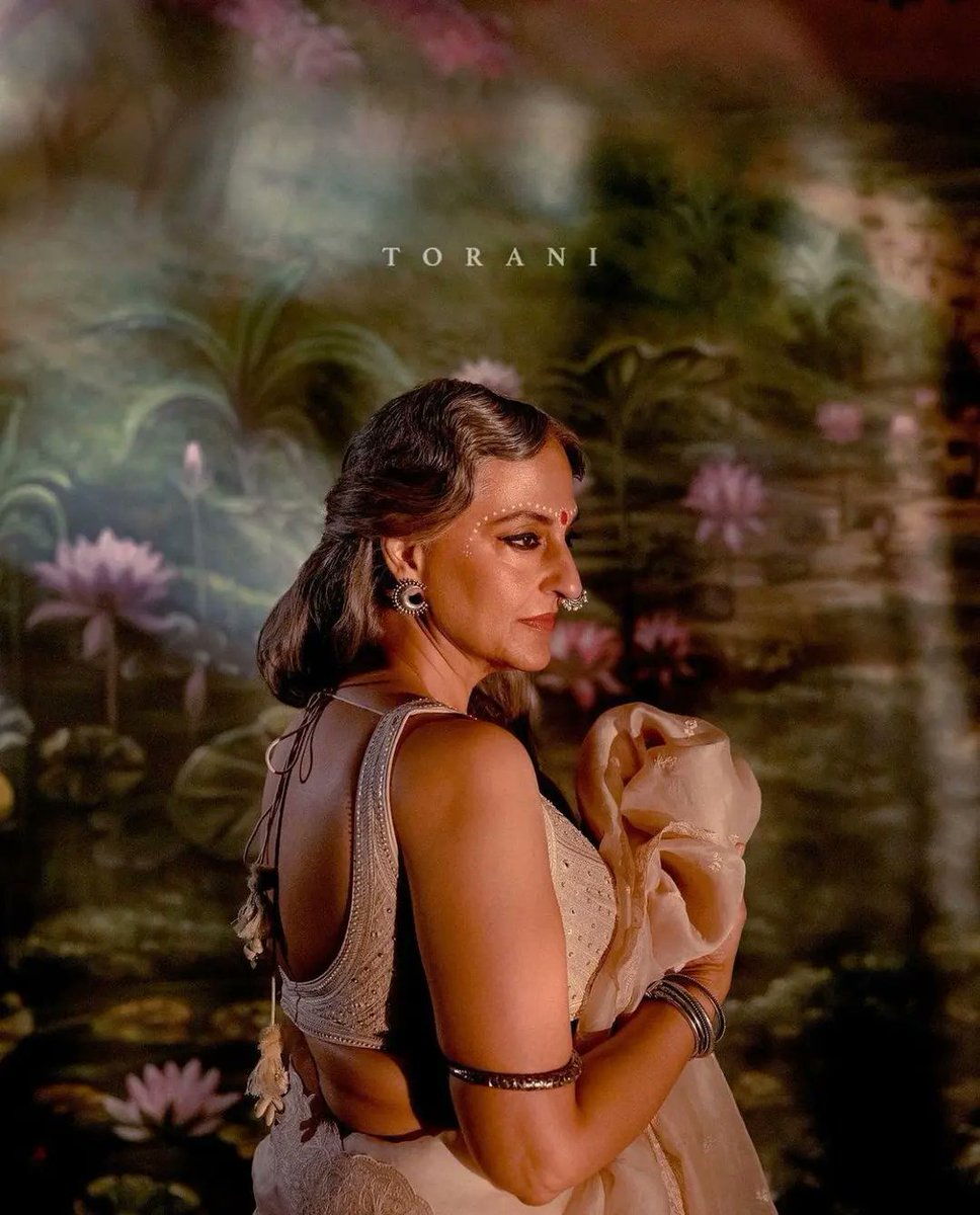 ilafflur's tweet photo. With this photoshoot, Karan inspired to combine the sensual experience of Seema Anand’s book with the sensual experience of #storytelling and art through the designs.

Rasiya by @toraniofficial

#photography #vintage #visualart #storytelling #artwork #artonig #artofseduction https://t.co/yeBiV15Ilf