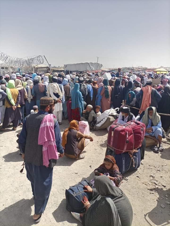 NaimatUllahWazi's tweet photo. This is how Pashtuns are treated at the both sides of Durand Line.
#HumiliationATCheckposts https://t.co/OIQ3zZW99d