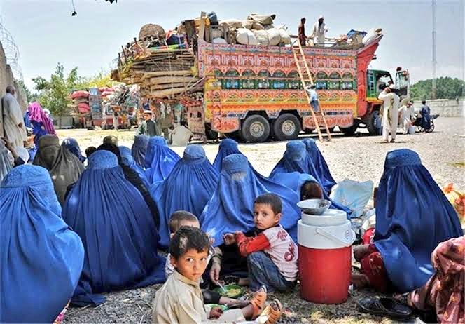 NaimatUllahWazi's tweet photo. This is how Pashtuns are treated at the both sides of Durand Line.
#HumiliationATCheckposts https://t.co/OIQ3zZW99d