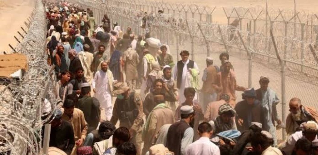 NaimatUllahWazi's tweet photo. This is how Pashtuns are treated at the both sides of Durand Line.
#HumiliationATCheckposts https://t.co/OIQ3zZW99d
