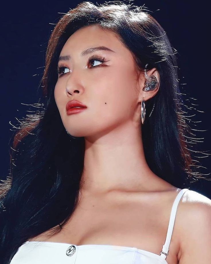 lucybsy's tweet photo. Eu não sei oq o povo acha de feio na hwasa, o mulherão q ela é 😍 #HWASA https://t.co/5iDTM6WtdL