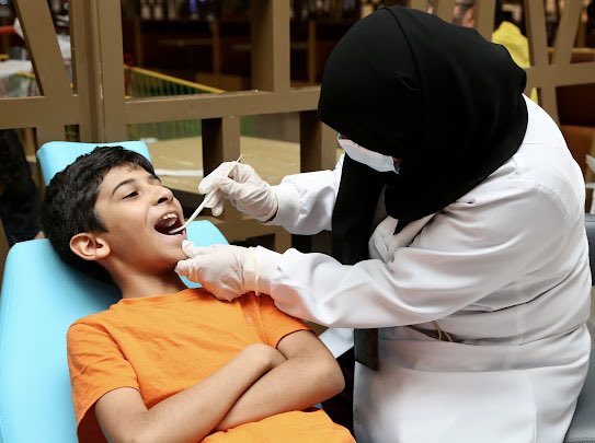 AlAhsaHC's tweet photo. انطلقت مساء اليوم الفعالية التوعوية "ابتسامتك سر جمالك" التي ينظمها #تجمع_الأحساء_الصحي ممثلاً بإدارة طب الأسنان وذلك في مجمع اللولو وتستمر لمدة ٣ أيام وتتضمن العديد من الأركان التوعوية في مجال صحة الفم والأسنان. https://t.co/8qYOLGpcXq