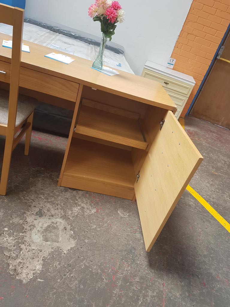 CtWolverhampton's tweet photo. In store at CT Bilston, this computer desk set is available for £30.

Our address is:
CT furniture 
Unit 17 to 18 Barton park Ind. Est, Etruria Way Bilston Wolverhampton WV14 7LH 

Contact 01902 496010. 

Open Monday to Friday from 8.30am till 4.30pm and Saturday 9am-4pm https://t.co/Hs9dVzf5Ot