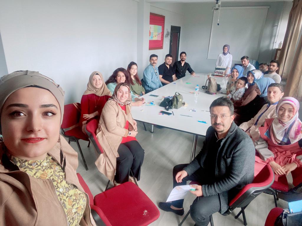 simsekgozde25's tweet photo. "Aile Okulu Eğitici Eğitimi" kursumuzun ikincisini de güzel ve samimi bir ekiple tamamladık. Bütün kursiyer meslektaşlarıma teşekkür ediyorum.😊
@skaygusuz @Erzurum_Mem @AkcilRecai @UgurBNGL @HilallDemir25 @Muratergnnn @PasinlerMEM @PasinlerHEM https://t.co/bqTrd0V8ed