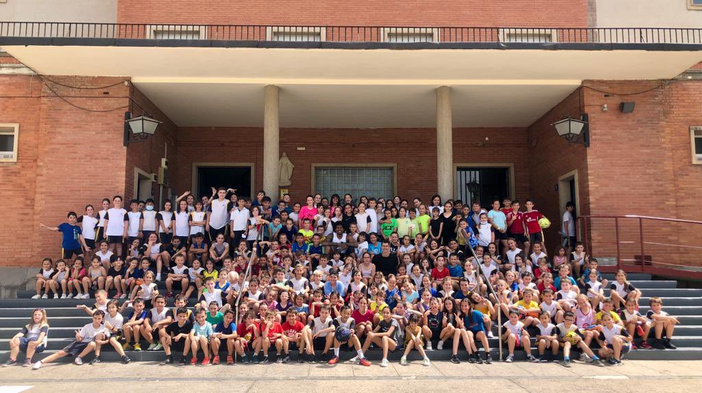 Fund_BZ's tweet photo. Esta mañana @Rodsanmi00 y @jjustiz6 han visitado el @colegiocondes. Han disfrutado de las semis del torneazo de 3x3 de final de curso… y de los manguerazos de agua 🚿🚿🚿🤭

Cómo han disfrutado los niños... y ¡los profesores! Todo el mundo quería 📸 https://t.co/WJa96q7Qq8