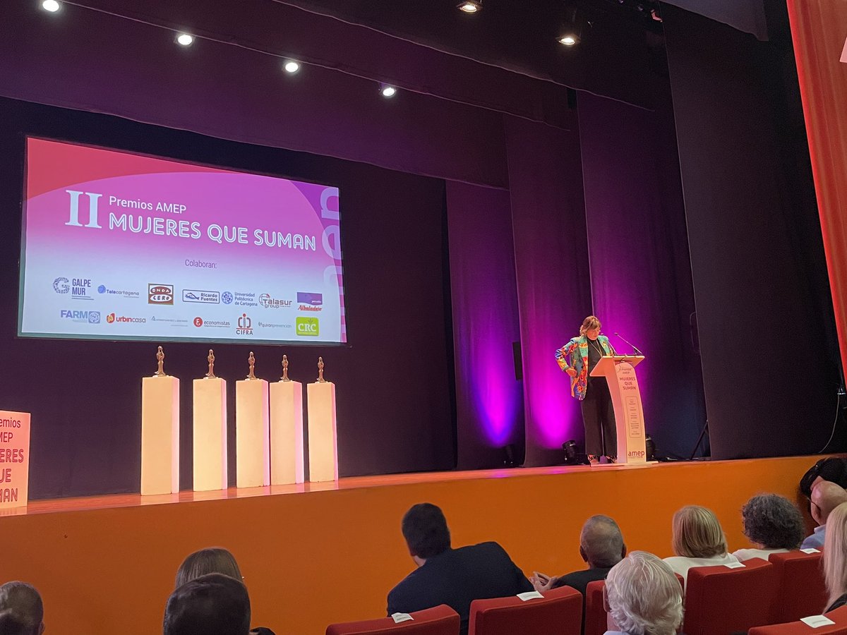 RosaManrubia's tweet photo. Abre el acto @castillonuria70 Presidenta de @AMEPCartagena. Nuria es una LÍDER con mayúsculas. Trabajadora y generosa. Firme y arropadora. Si de alguien se puede aprender es de ella. Todos los días. Que lo sepáis #Cartagena https://t.co/okdK2Qik56