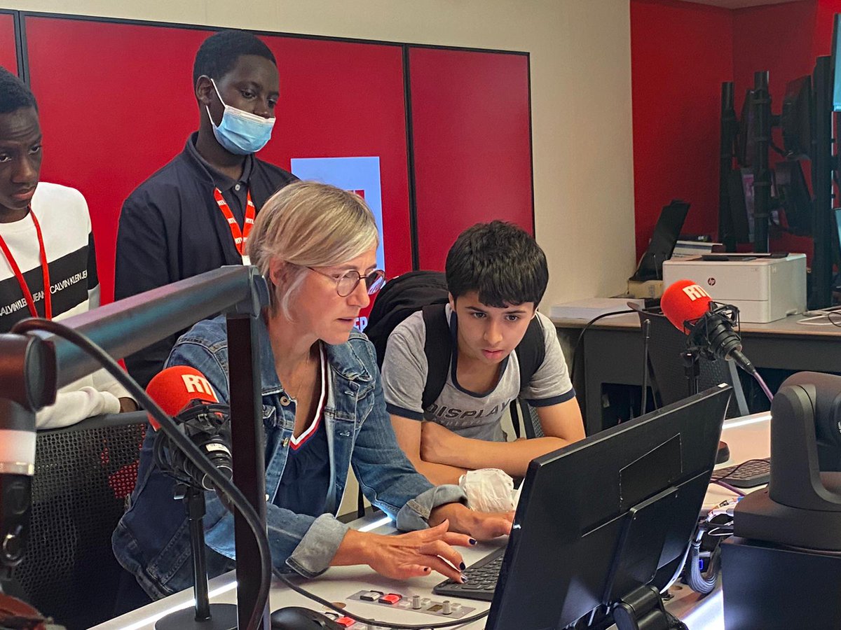 CollegeNBoileau's tweet photo. Impressionnés, curieux et joyeux nos élèves de la classe médias et leurs professeurs ont partagé une belle journée dans les studios de RTL radio et M6, guidés par la journaliste Sophie Aurenche et Pascal Praud. 🎉👏 😍@clemi @LaSpme @AcCreteil @Chennevieres_94 https://t.co/CzldH9YOpt