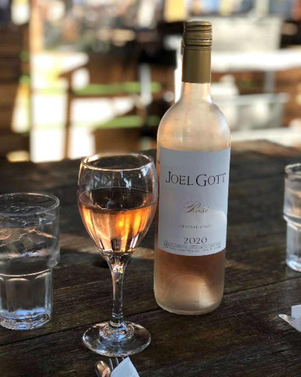 Rosé just tastes better in the springtime. 🍷😍 

#maverickjacks #burlingameca #burlingameeats #yelppeninsula #peninsulafoodies #bayareafoodie #burlingamecalifornia #burlingametakeout #burlingamefoodie #bayarearestaurants