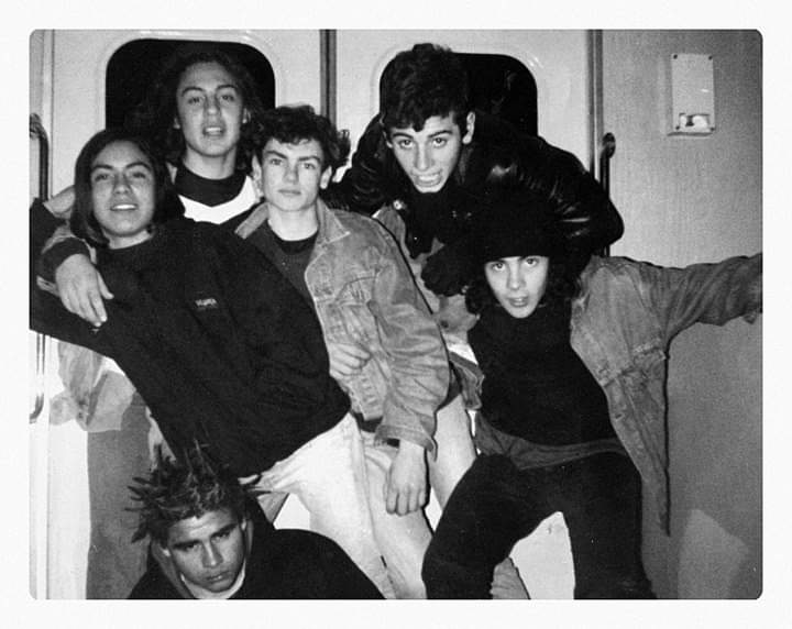 ArielD13x's tweet photo. @todopasa1043 #FuiPunk yendo a ver a los Ramones en Obras creo que 1993 (soy el de abajo a la derecha) https://t.co/rHJw7XrbFK