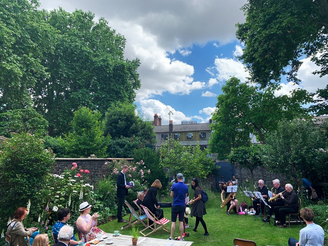 Revealed - amazing hidden gardens in Spitalfields, full story: bit.ly/3y6YR17 <a href="/LondonNGS/">London National Garden Scheme</a> <a href="/spitalfieldsE1/">Spitalfields London</a> <a href="/Huguenots_E1/">Huguenots of Spitalfields</a> #NationalGardenScheme