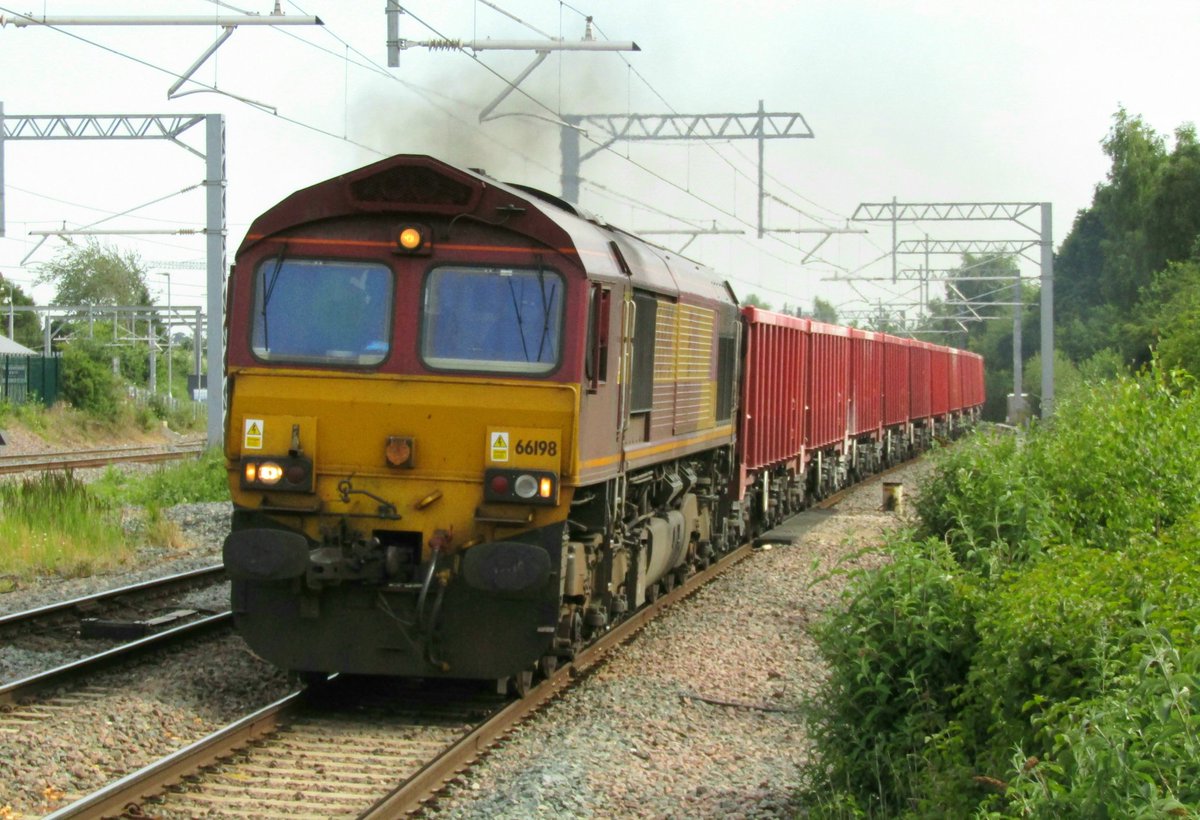 holtona72's tweet photo. Evening #ShedWatch #MML style. @DBCargoUK 66198 6H76 Limbury Rd to Peak Forest, @RailFreight 66602 6M84 Dagenham Ford to Earles Sidings & #BatShed 66623 6M92 West Thurrock to Tunstead passing Kettering earlier. #Class66 16/6/22 https://t.co/5WvJDzXIsa