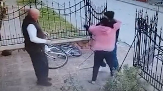 Cooperativa's tweet photo. Imágenes sensibles: Abuelo mató a su nieto a balazos tras violenta discusión #CooperativaContigo https://t.co/oIOVCz5qFh https://t.co/7gwQ8CVbpJ
