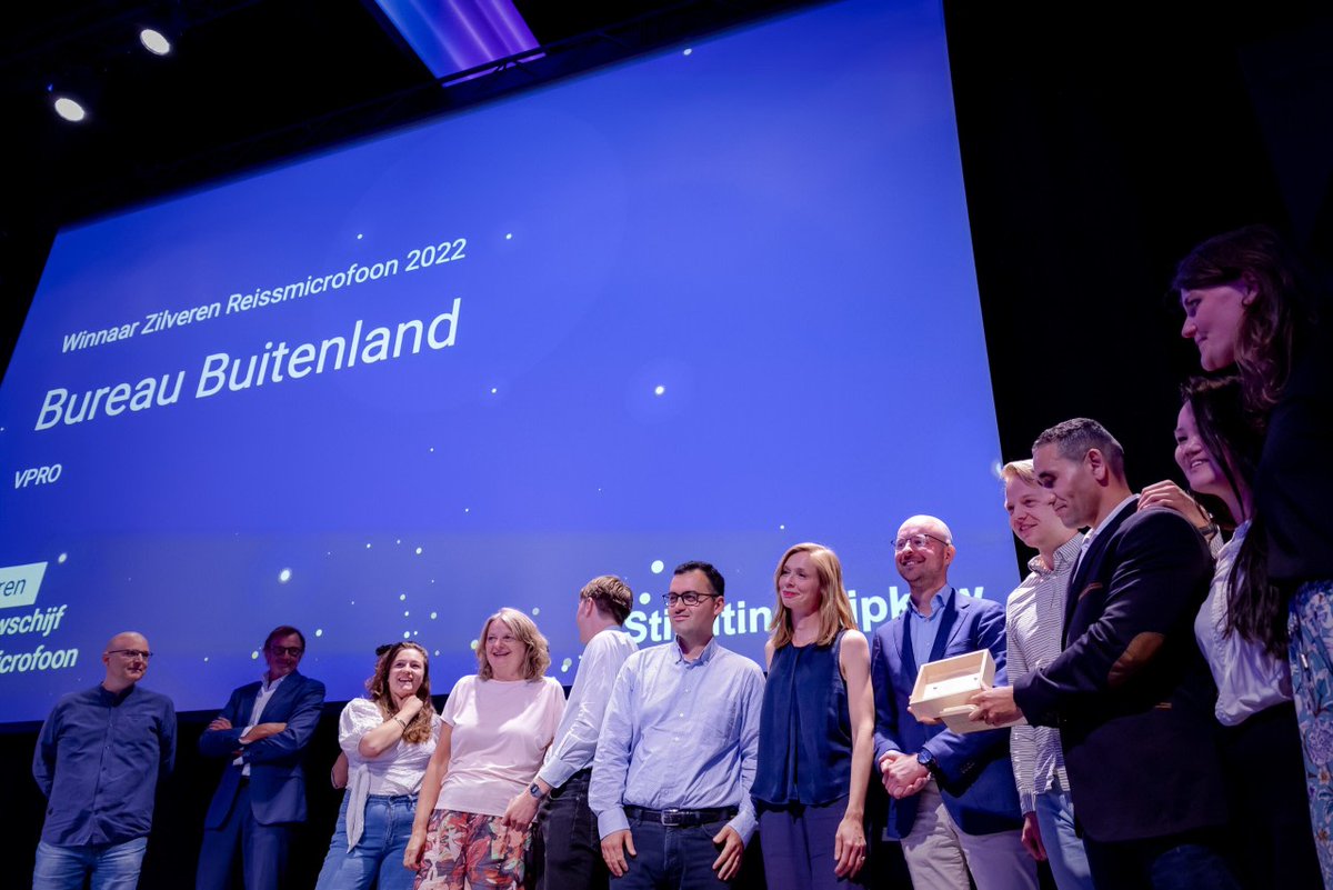 radiofreak's tweet image. Bureau Buitenland wint Zilveren Reissmicrofoon 2022 rfrk.nl/3tBD3rp @NPORadio1 @bbvpro @timdewit @sophiederkzen