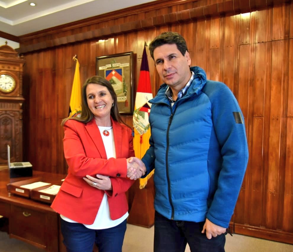 Agradecemos a <a href="/augustahermida/">M. Augusta Hermida</a>, rectora de la <a href="/udecuenca/">UCuenca</a>, por la cálida bienvenida, expresamos nuestra solidaridad ante la irrupción de los predios universitarios que gozan de autonomía, nuestro abrazo y reconocimiento a los jóvenes estudiantes.