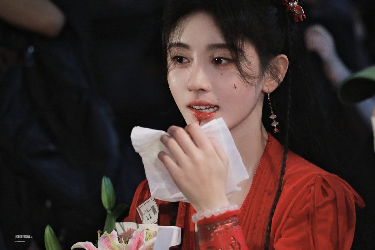 jingyipics's tweet photo. 220616 ♡ 冰摇柠檬茶丨鞠婧祎
end of filming for chinese paladin 4
#仙剑奇侠传四 https://t.co/WmjQFGo7ZS