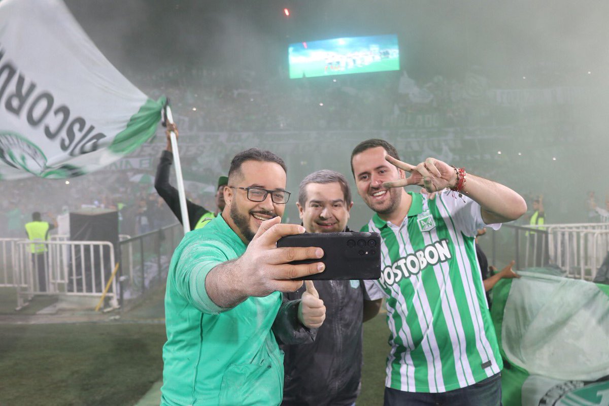 marioguti2023's tweet photo. Vivimos una noche muy especial, llena de alegrías y emociones⚽, donde además, acompañamos a LDS La Estrella💚🤍 , en la celebración de sus 22 años como barra. Gracias por la invitación. Vamos Verde a salir campeones 🏆💪🏻 #Siderense💯
#FutbolEnPaz https://t.co/I1Qo14VbiR