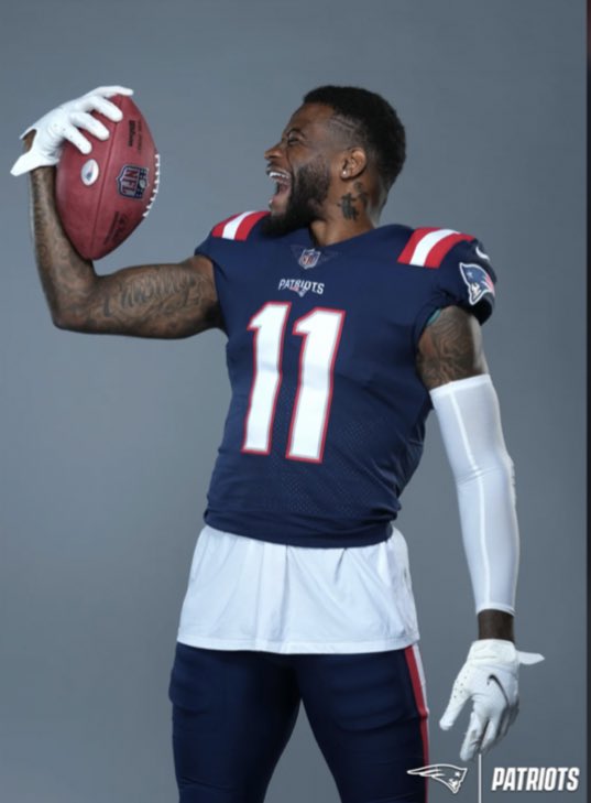smarshxo's tweet photo. It only sorta looks like DeVante Parker is happy to be on the @Patriots 😂 @DeVanteParker11 https://t.co/qmrhPNwpEF