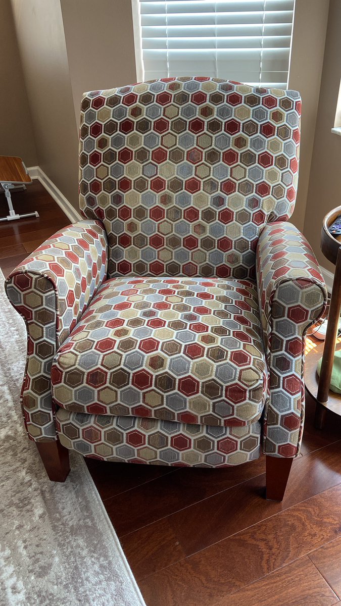 claudia_sever's tweet photo. My favorite chair #mtbos #patterns #patron #MathPhoto22 https://t.co/9DErUqRDP3