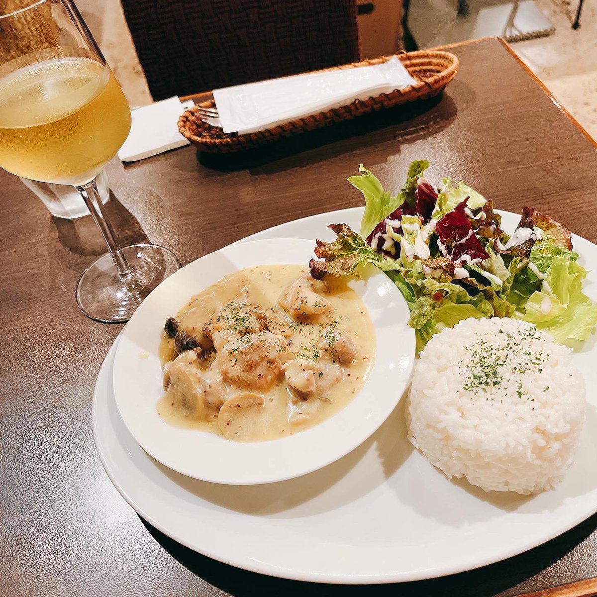 raynapiano's tweet photo. ギグの前に、ぺこぺこになったお腹を満たすため、銀座のカフェ・オハナさんへ☕︎
鶏のフリカッセと白ワイン(また…笑)、デザートにメロン果肉のつまったケーキ🍈と珈琲♥︎
#coffee #珈琲 #コーヒー #cake #ケーキ #melon #メロン #メロンケーキ #meloncake #フリカッセ #fricassee #wine #ワイン https://t.co/inz9rekulH