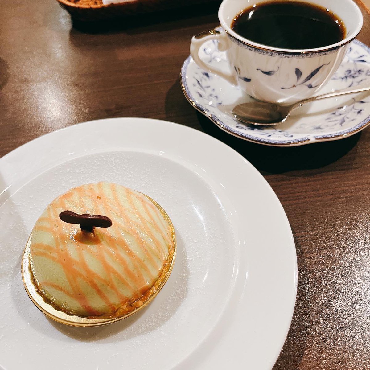 raynapiano's tweet photo. ギグの前に、ぺこぺこになったお腹を満たすため、銀座のカフェ・オハナさんへ☕︎
鶏のフリカッセと白ワイン(また…笑)、デザートにメロン果肉のつまったケーキ🍈と珈琲♥︎
#coffee #珈琲 #コーヒー #cake #ケーキ #melon #メロン #メロンケーキ #meloncake #フリカッセ #fricassee #wine #ワイン https://t.co/inz9rekulH