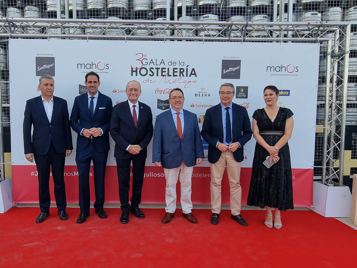 La III Gala de la Hostelería de Málaga, de <a href="/MahosMlg/">MAHOS Málaga</a>, reconoce esta noche la gran labor de los establecimientos, empresas e instituciones que han destacado en innovación, en la divulgación de unos valores asociados a la gastronomía malagueña o en su trayectoria profesional.