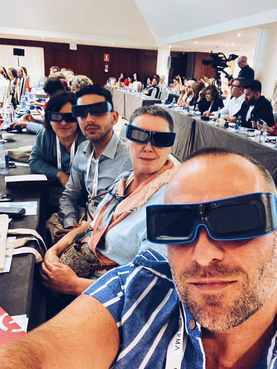 Clinica_Alvarez's tweet photo. Nuestra Dra.Álvarez 👩‍⚕️ en plena sesión de anatomía en 3D ⚕️👓en las Jornadas Gallegas de Medicina Estética 👥️️de @asmega_galicia en La Toja🏝 junto a @SM_Medestetica 👨‍⚕️,
Dra. Virginia Archanco 👩‍⚕️
y el Dr. Alberto Luna 👨‍⚕️
#medicinaestetica #jornadas #XJornadasGallegas #asmega https://t.co/gcLuD4b1Qu