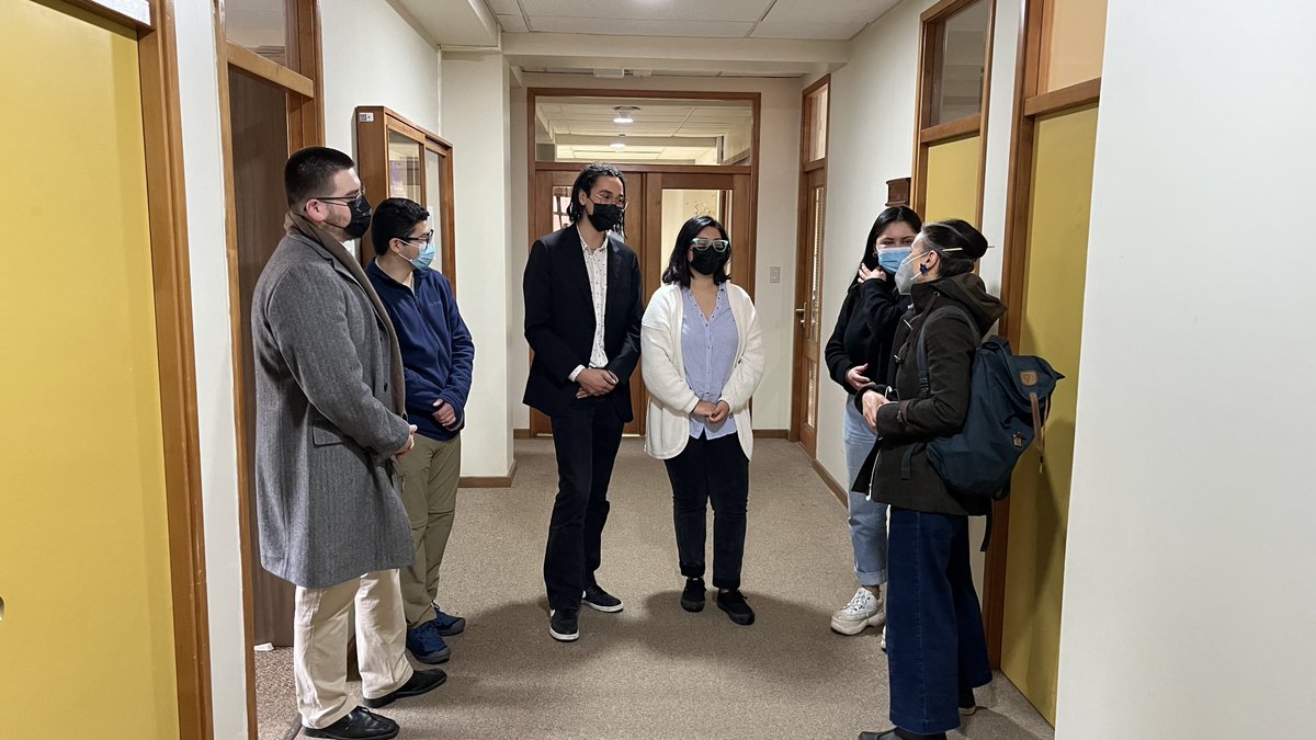 derechouach's tweet photo. GALERÍA FOTOGRÁFICA | Visita a la @derechouach de @UAustraldeChile  del Centro de Estudiantes de Derecho, sede #PuertoMontt, instancia en la que, junto al CED #Valdiviacl, se reunieron con docentes y recorrieron las salas de la Facultad.

Ver galería 👇 https://t.co/YxS3HuTC7z