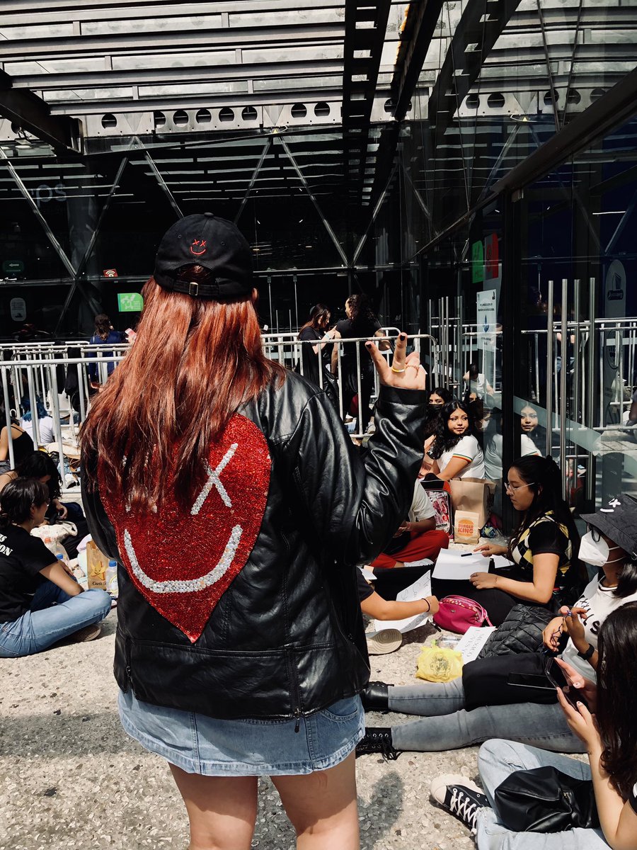 emilyyys_m's tweet photo. WE MADE IT 🤍 https://t.co/YS8IemOMfr