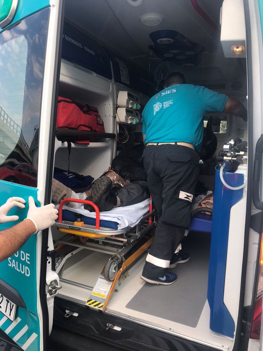 EmergenciasB's tweet photo. 👉 El equipo de Unidad Terapia Intensiva Pediátrico  Itinerante del #SIES V asistiendo en la vía pública. 🚑

🤳Ante una #Emergencia
Llamá al #107 

@SaludBAP 
@HospitalesBAP https://t.co/luBZa8VX0H