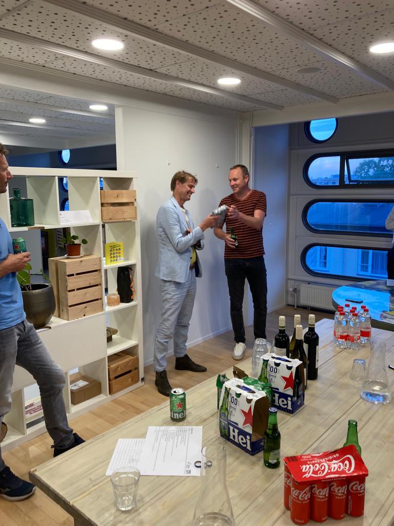 HaagseStroom's tweet photo. Onze ALV over 2021: mooie projecten en een groeiend ledenbestand. Plus bestuurswisseling: #klaasverberg neemt voorzittersstokje over van @MathijsKoper, en @marcosteek treedt terug. Hij wordt bedankt voor zijn jarenlange inzet, met symbolische zonnebloemen voor onze 2 projecten! https://t.co/c4CWOPSgHW