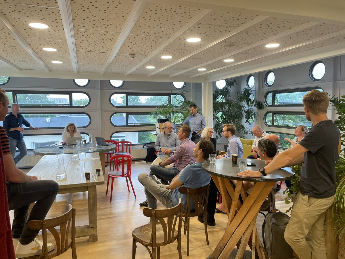 HaagseStroom's tweet photo. Onze ALV over 2021: mooie projecten en een groeiend ledenbestand. Plus bestuurswisseling: #klaasverberg neemt voorzittersstokje over van @MathijsKoper, en @marcosteek treedt terug. Hij wordt bedankt voor zijn jarenlange inzet, met symbolische zonnebloemen voor onze 2 projecten! https://t.co/c4CWOPSgHW