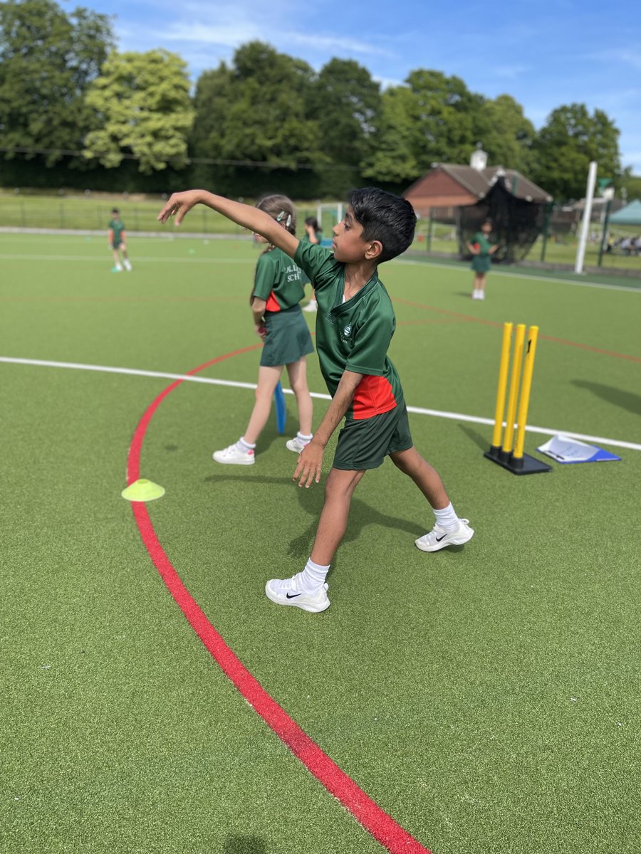 HallfieldSport's tweet photo. This afternoon in Year 3 games, the children put all the skills they have learnt over the last few weeks into practice in a mock cricket match! As you can tell, they were really enjoying themselves! 🏏🏏@HallfieldSchool #HallfieldSport #GamesLesson #PractiseMakesPerfect #Cricket https://t.co/M6Um3UPVrq
