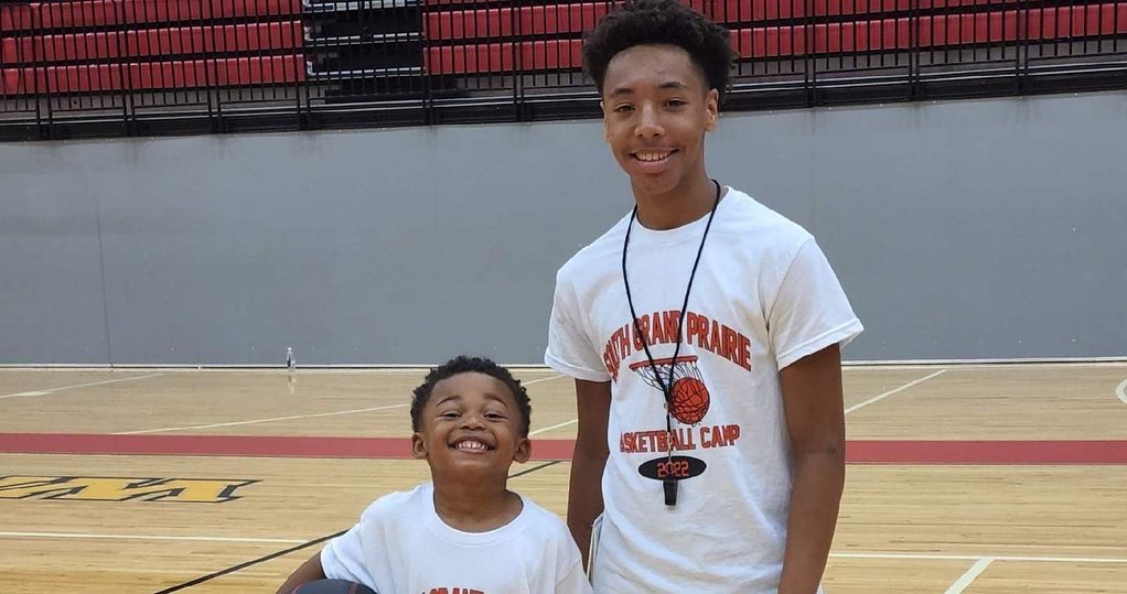 CoachThomas83's tweet photo. One of the best parts of camp was seeing my baby boy mirror my love for the program and the boys. He loved being around the young fellas.
#FutureWarrior
#Kyri
#Hulkonthecourt๐ https://t.co/dW5JMU7M9L