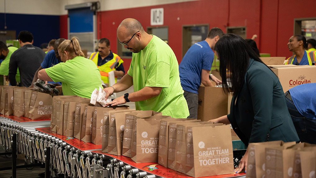 frontdoorsmedia's tweet photo. This week's edition of The Knock spotlights efforts to feed those in need over the summer months, a huge grant for Junior Achievement of Arizona, fashion that helps the community and much more! Click the link below to read more:

https://t.co/chcUjTbeBF https://t.co/f9NIu9TOM1