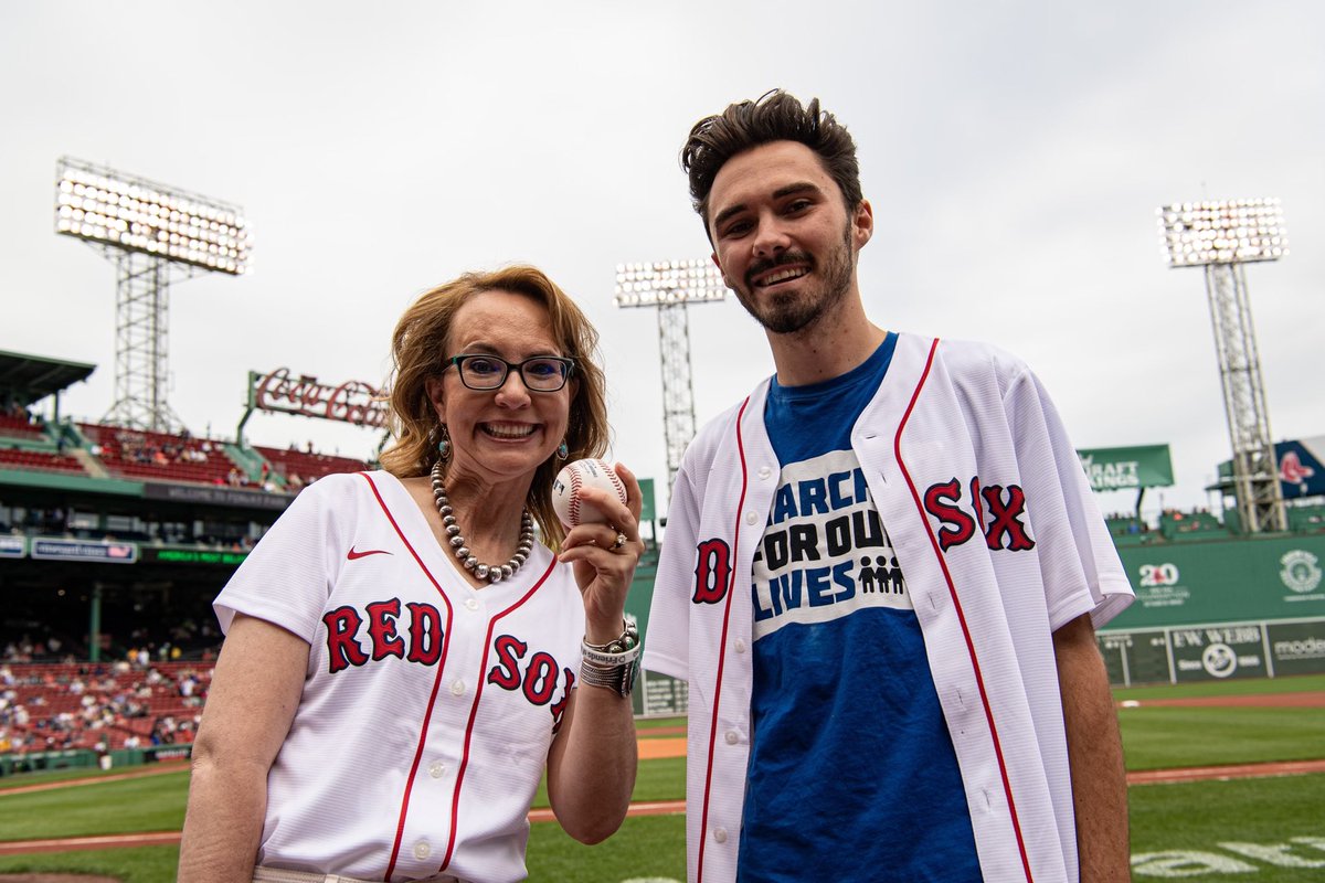 Great first pitch ⁦<a href="/GabbyGiffords/">Gabrielle Giffords</a>⁩