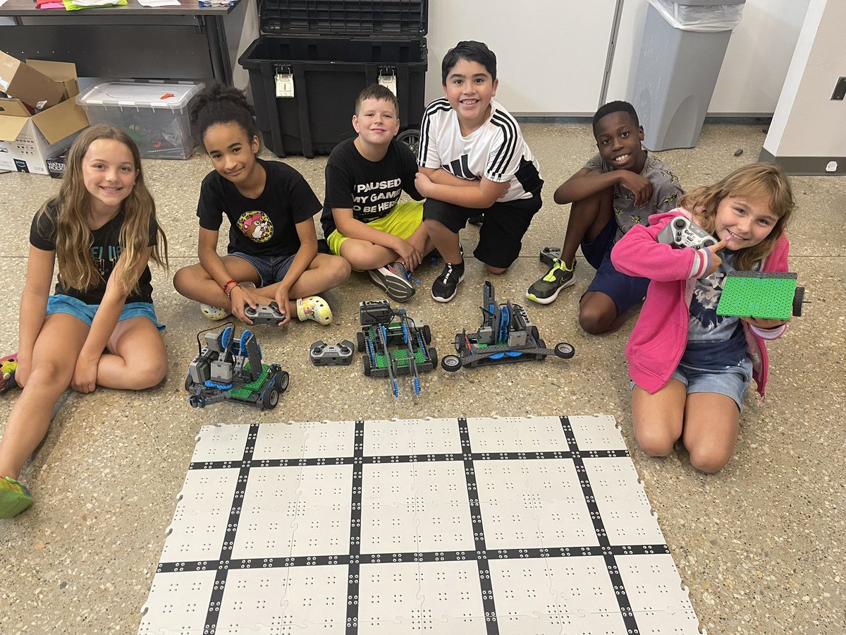 WoodBotsTISD's tweet photo. STEM CAMP fun! Having a little fun with some battle bots😁@TerrellISD https://t.co/Fqaiq25yIy