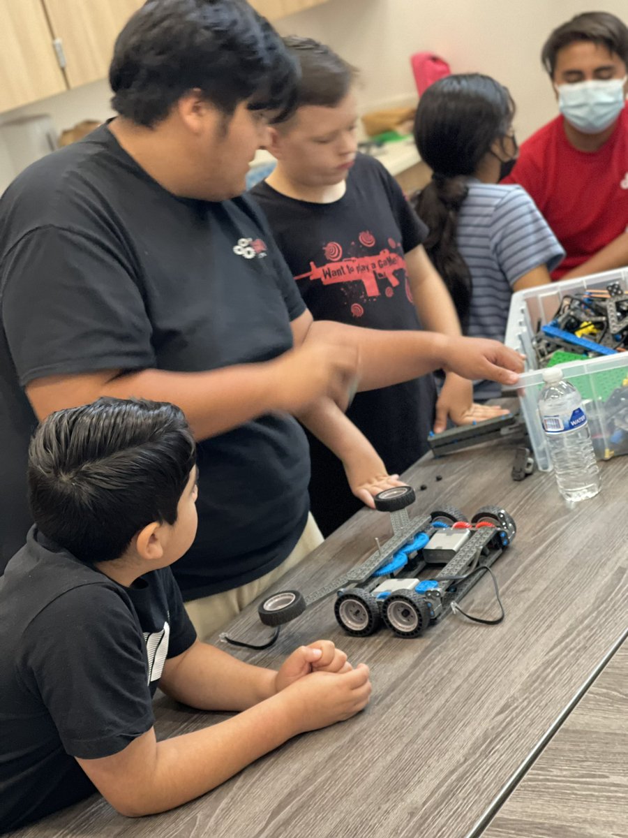 WoodBotsTISD's tweet photo. STEM CAMP fun! Having a little fun with some battle bots😁@TerrellISD https://t.co/Fqaiq25yIy