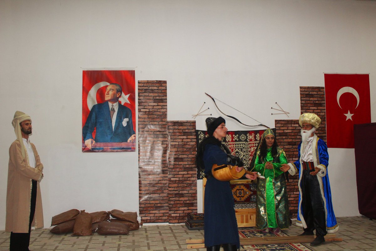 cildirtanitim's tweet photo. Çıldır'da Torunları Âşık Şenlik'in İzinde Projesi kapsamında sergilenen Âşık Şenlik'in Latif Şah Hikayesi tiyatrosu büyük ilgi gördü. https://t.co/33SMv5p4y2