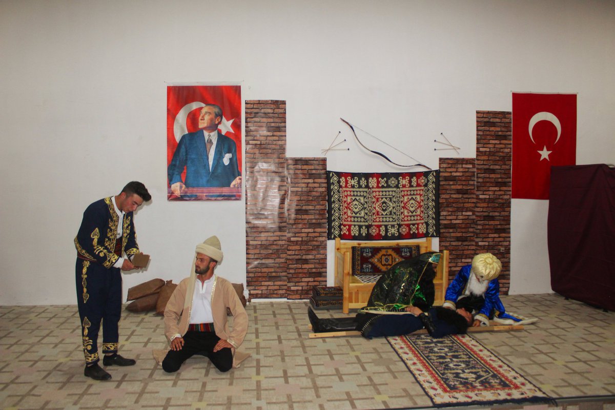 cildirtanitim's tweet photo. Çıldır'da Torunları Âşık Şenlik'in İzinde Projesi kapsamında sergilenen Âşık Şenlik'in Latif Şah Hikayesi tiyatrosu büyük ilgi gördü. https://t.co/33SMv5p4y2